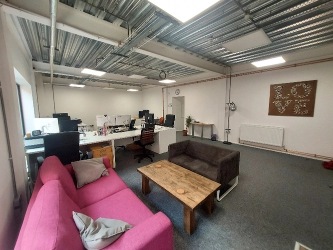  in Trade Street Desks