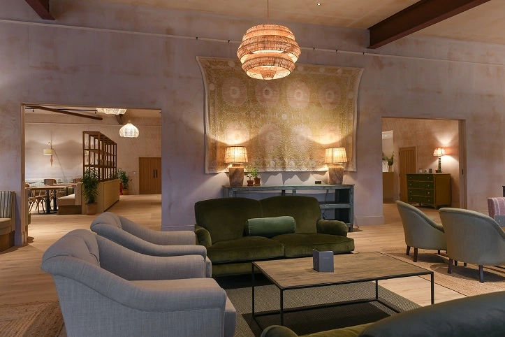 Palmers bar at Barnsgrove LR by Tom Scott for OWL Lighting 70 resized.jpg