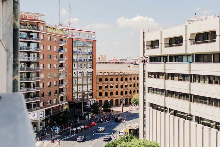 Outside building of Llum coworking valenica