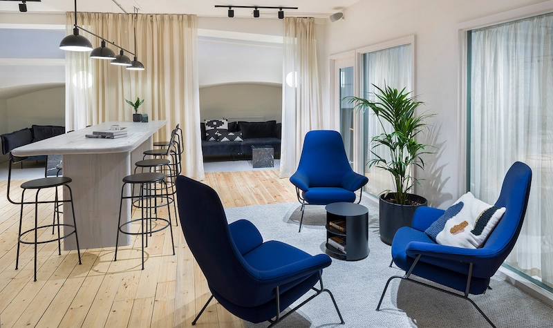 Breakout Space at FORA 24 Greville Street in London with Blue Couches 