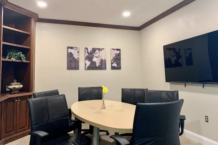 Workspace225 meeting room with circular table.png