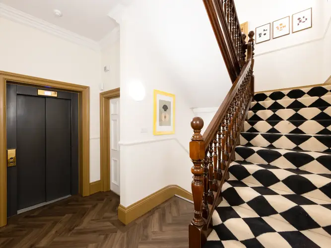  in 142 Buckingham Palace Road